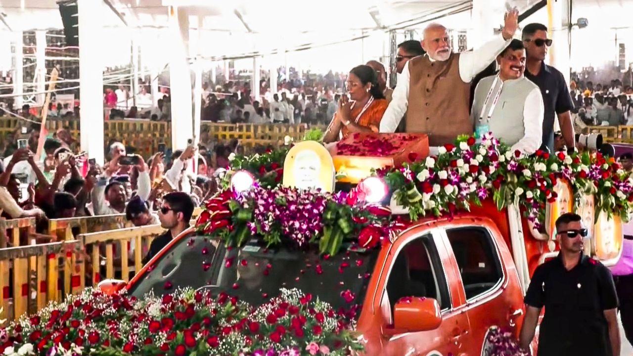 Prime Minister Modi with Chief Minister Mohan Yadav greeting supporters during the PM MITRA Park foundation stone and inauguration ceremony.